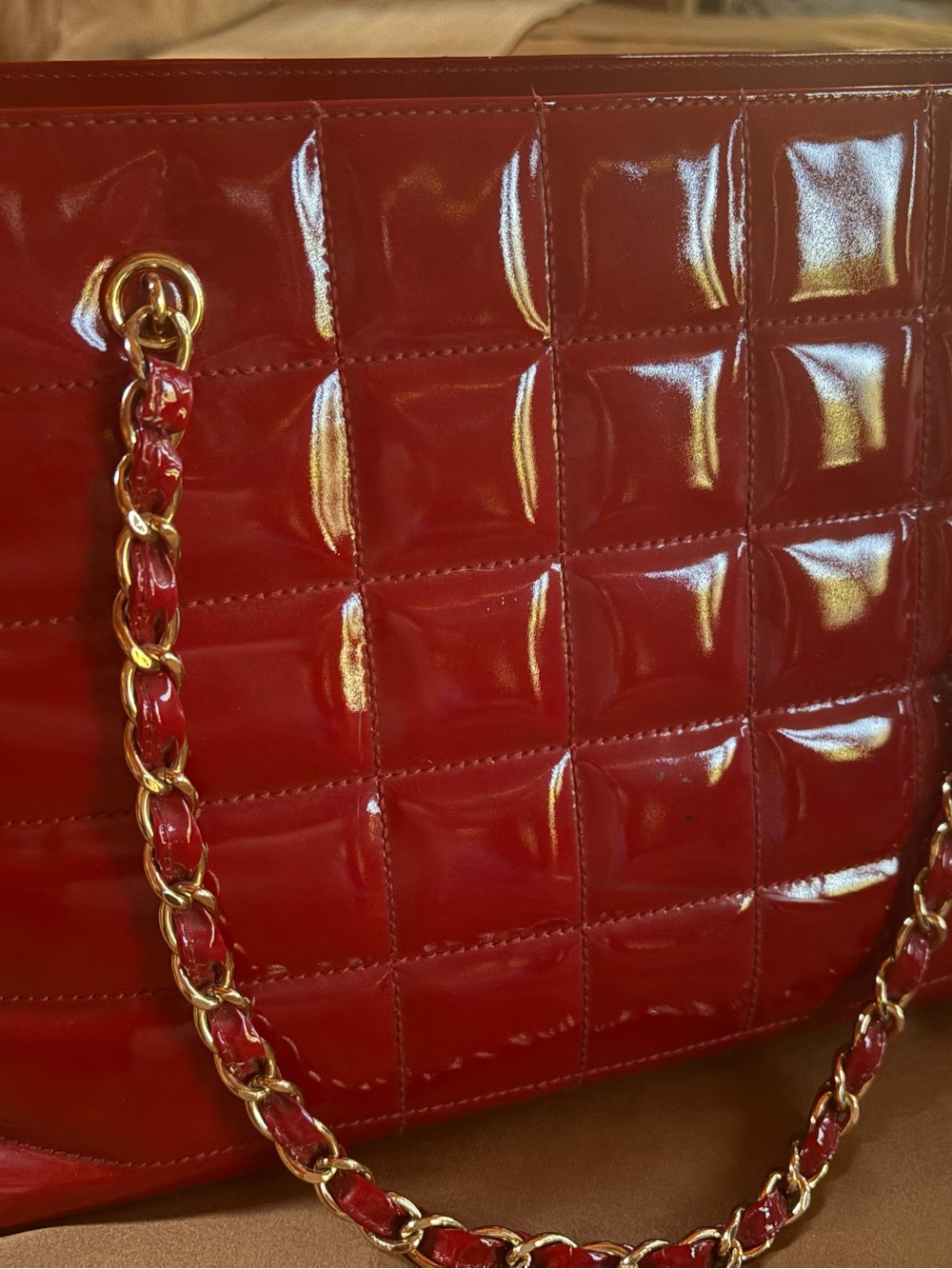 CHANEL Red Quilted Patent Leather Shoulder Bag with Gold Hardware - Picture 3 of 4